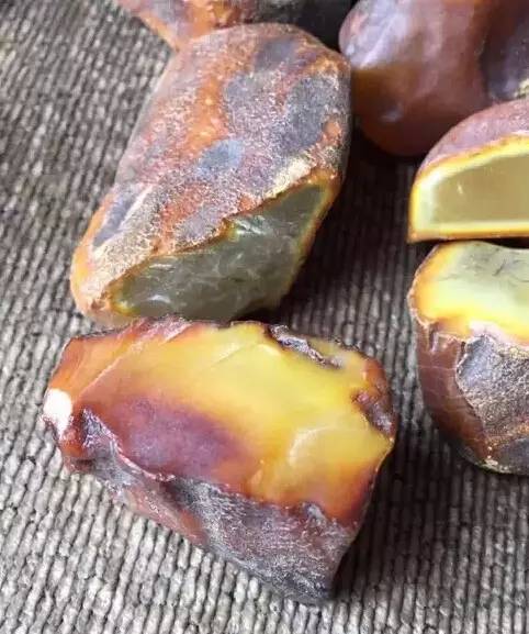 警告 老外在蜜蠟上用了這種“黑科技”，連鑒定機(jī)構(gòu)都難以識(shí)破“原石”騙局